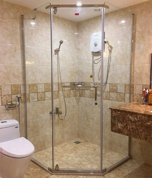 vách ngăn kính phòng tắm vát góc