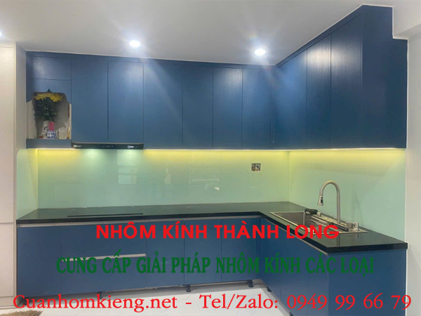 Mẫu kính ốp bếp đẹp: Bí quyết lựa chọn màu sắc và họa tiết phù hợp 4 giá kính ốp bếp đẹp