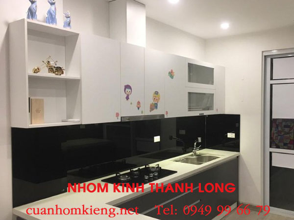 Kính ốp bếp màu đen: Xu hướng thiết kế nội thất hiện đại 2 kính ốp bếp màu đen