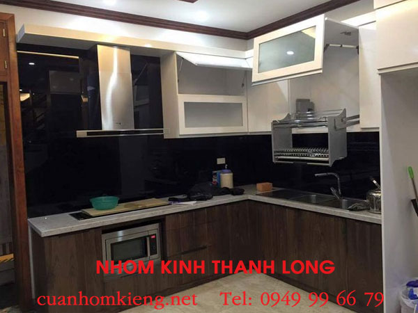 Kính ốp bếp màu đen: Xu hướng thiết kế nội thất hiện đại 3 kinh op bep mau den