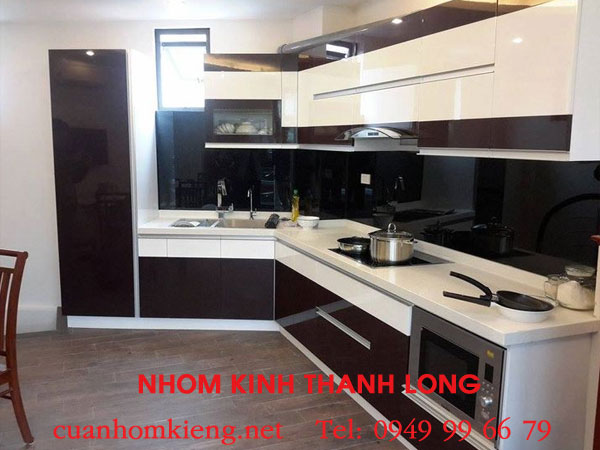 Kính ốp bếp màu đen: Xu hướng thiết kế nội thất hiện đại 4 giá kính ốp bếp màu đen