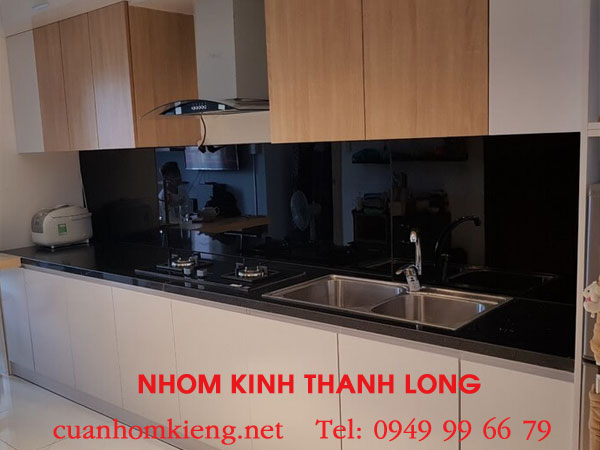 Kính ốp bếp màu đen: Xu hướng thiết kế nội thất hiện đại 5 kinh op bep mau den