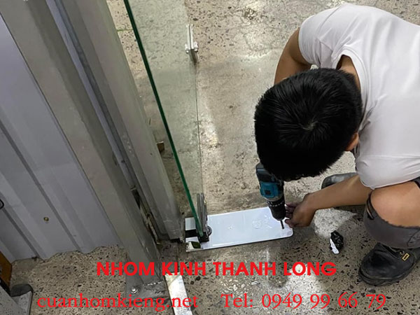 Cập nhập bảng giá thay bản lề cửa kính chi tiết mới nhất hiện nay 2 giá thay bản lề cửa kính