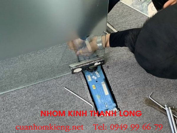 Cập nhập bảng giá thay bản lề cửa kính chi tiết mới nhất hiện nay 4 gia thay ban le cua kinh