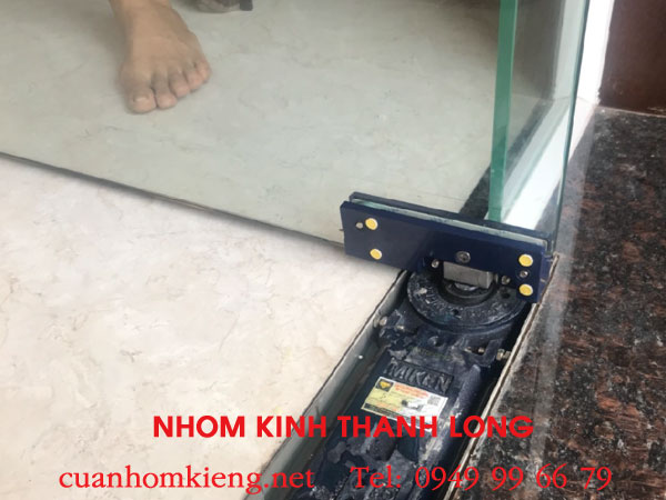 Cập nhập bảng giá thay bản lề cửa kính chi tiết mới nhất hiện nay 6 giá thay bản lề cửa kính