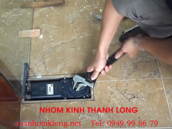 Cập nhập bảng giá thay bản lề cửa kính chi tiết mới nhất hiện nay 7 gia thay ban le cua kinh