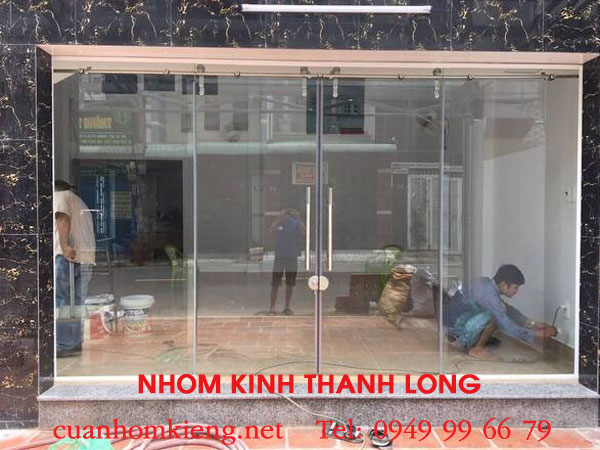 3 Bảng so sánh giá cửa kính cường lực 4 cánh với nhôm, gỗ, nhựa cực rõ ràng 3 giá cửa kính cường lực 4 cánh