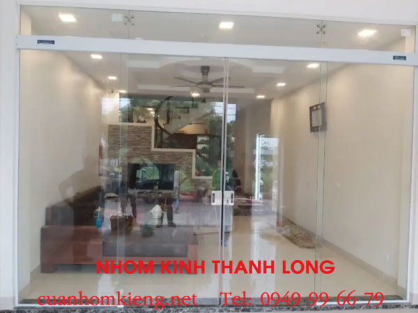 3 Bảng so sánh giá cửa kính cường lực 4 cánh với nhôm, gỗ, nhựa cực rõ ràng 4 giá cửa kính cường lực 4 cánh
