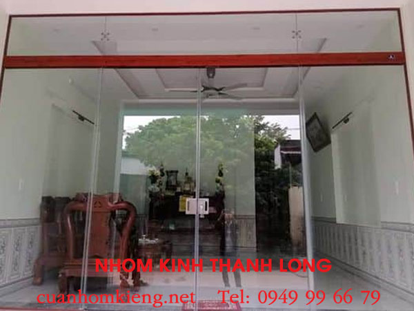 3 Bảng so sánh giá cửa kính cường lực 4 cánh với nhôm, gỗ, nhựa cực rõ ràng 5 giá cửa kính cường lực 4 cánh