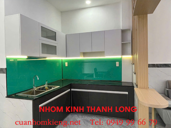 Khám phá 5 đơn vị báo giá thi công kính ốp bếp Thủ Dầu Một, Bình Dương – minh bạch, trọn gói, không phát sinh 2 thi công kính ốp bếp Thủ Dầu Một