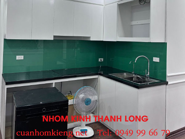 Top 9 đơn vị thi công kính ốp bếp Tphcm giá rẻ “đáng tin” – nhanh, đẹp, bảo hành rõ ràng 3 thi cong kinh op bep tphcm